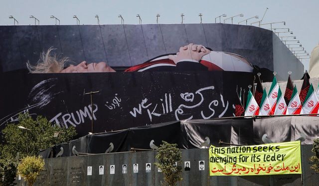 Tahran’da Trump’ı tabutta gösteren dev afiş