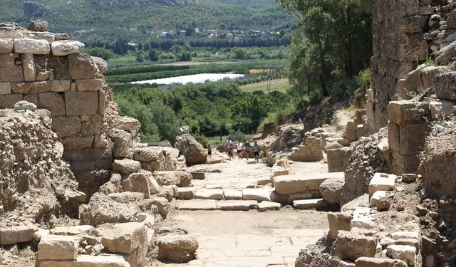 Aspendos’un 2 bin yıllık Tiyatro Caddesi gün yüzüne çıktı