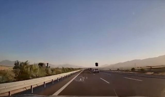 Otobanda uçan portbagaj faciaya ramak bıraktı