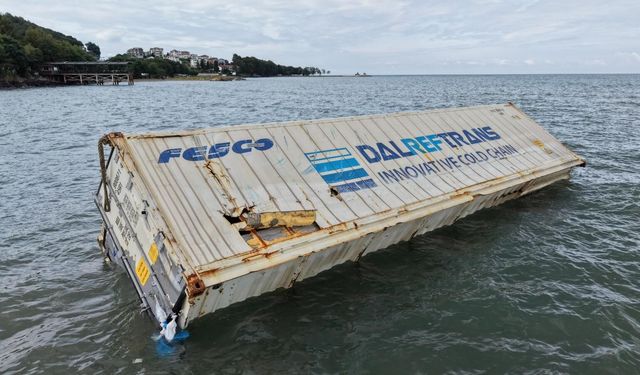 Denizde sürüklenen konteyner Fatsalıları şaşkına çevirdi