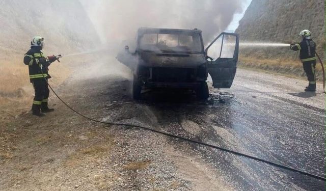 Kamyonet alevlere teslim oldu! Bir yıllık emekleri 15 dakikada kül oldu