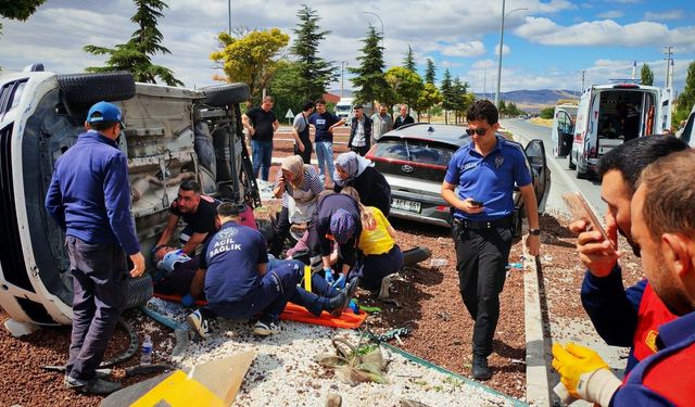 Bolvadin’de iki araç çarpıştı: 7 yaralı