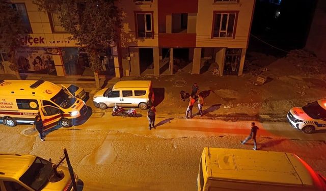 3 kişinin saldırısına uğrayan genç hastanelik oldu