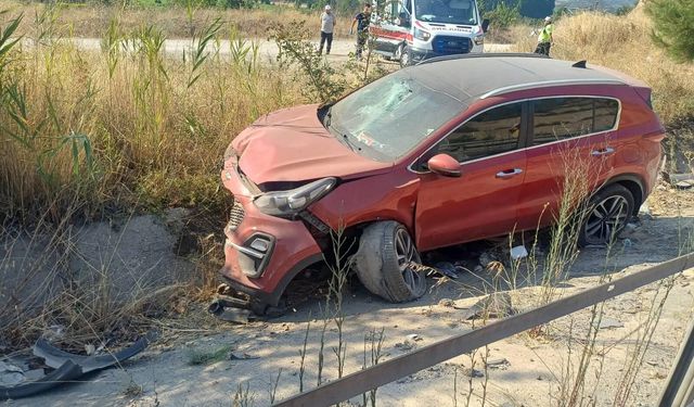 Bayırköy’de otomobil bankete düştü