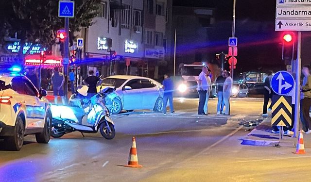 İnegöl’de iki otomobil birbirine girdi: 9 kişi yaralandı