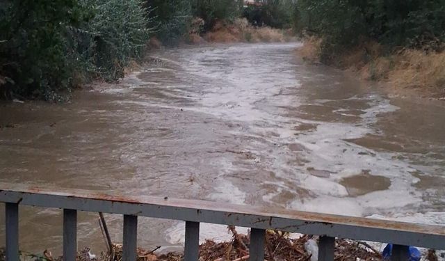 Çorum'da sağanak alarmı: Dereler taştı, evleri su bastı