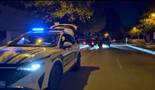 Denizli’de kontrolden çıkan otomobil ağaca çarptı: Sürücü yaralandı