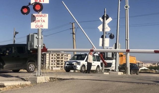 Elazığ’da hemzemin geçitte tehlikeli anlar: Bariyerleri kaldırıp geçtiler