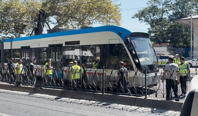 Kabataş-Bağcılar seferi yapan tramvay Fındıklı'da raydan çıktı
