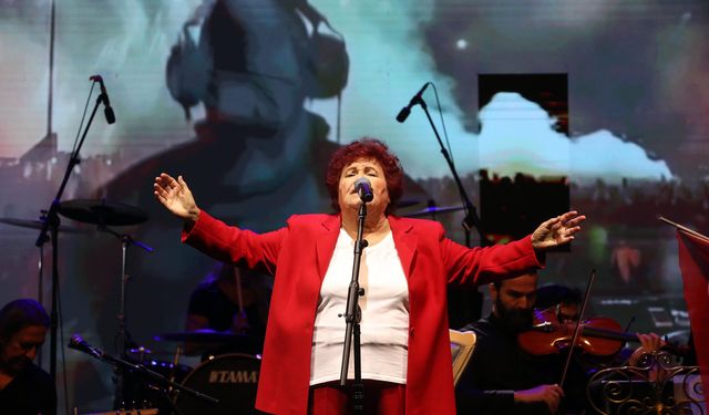 Selda Bağcan Yenimahalle’de Zafer Bayramı’nda sahne aldı