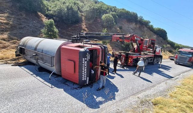Manisa’da tanker devrildi, yol 2 saat trafiğe kapandı