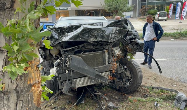 Samsun'da kontrolden çıkan SUV araç bariyer ve ağaca çarptı
