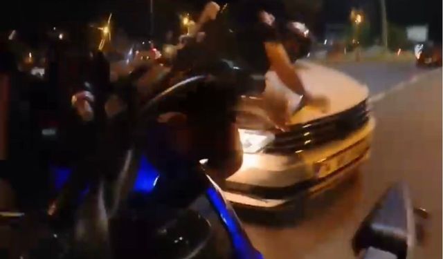 Motosiklet otomobille çarpıştı, iki genç aracın üzerine savruldu