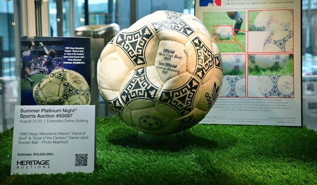 Maradona’nın “Tanrı’nın Eli” topu 3,35 milyon dolara satıldı