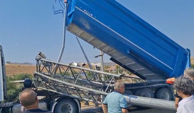 Denizli’de açık dorse EDS direğini yerinden söküp devirdi