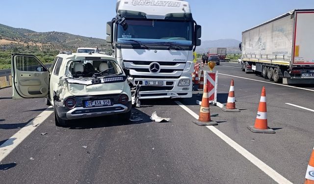 Çekici otomobile arkadan çarptı: 3 yaralı