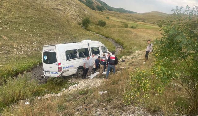 Erzurum'da can pazarı: Minibüs şarampole devrildi