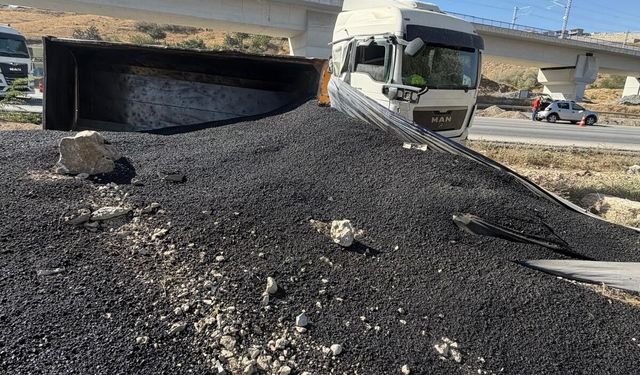 Ankara Mamak'ta kontrolden çıkan tır devrildi