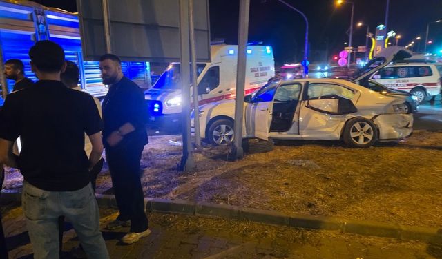 Bingöl’de otomobil TIR’a çarptı: 5 kişi yaralandı