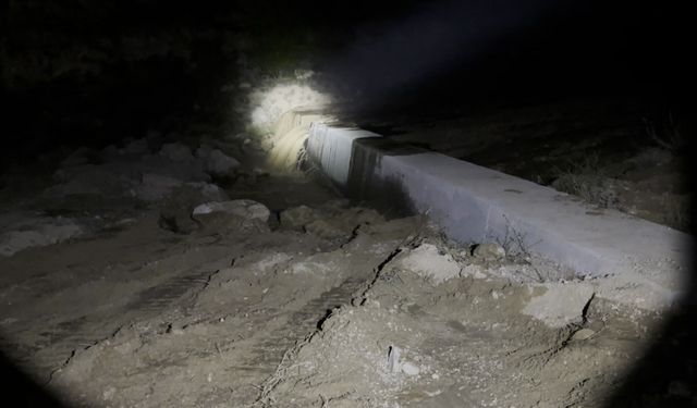 Sulama kanalı patladı, vatandaş kepçeyle suyun yönünü değiştirdi