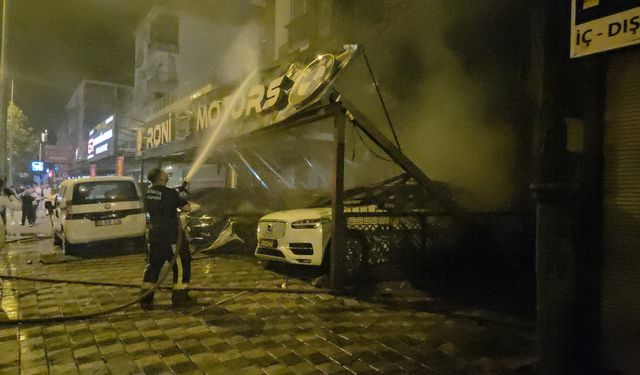 Oto galeride başlayan yangın apartmana sıçradı