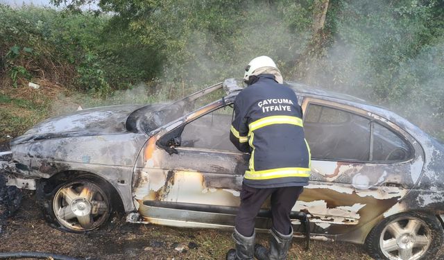 Zonguldak’ta park halindeki otomobil alevlere teslim oldu