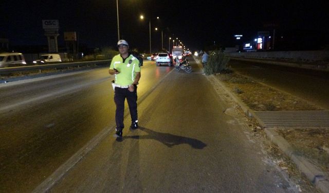Manavgat’ta motosiklet yayaya çarptı: 2 kişi yaralandı