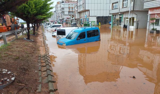 Rize’de sağanak felaketi: Karadeniz Sahil Yolu göle döndü