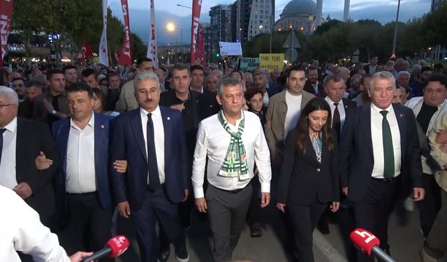 Özgür Özel Bursa’dan seslendi: Arkadaşlarımızı satmayacağız