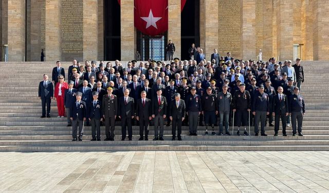 Vali Canbolat ve gazilerden Anıtkabir’e ziyaret