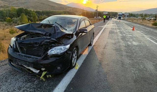 Otomobille çarpışan motosiklet sürücüsü hayatını kaybetti