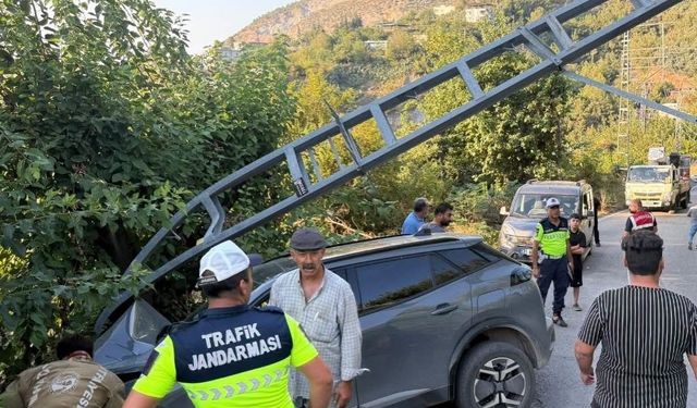 Kontrolden çıkan otomobil elektrik direğine çarptı