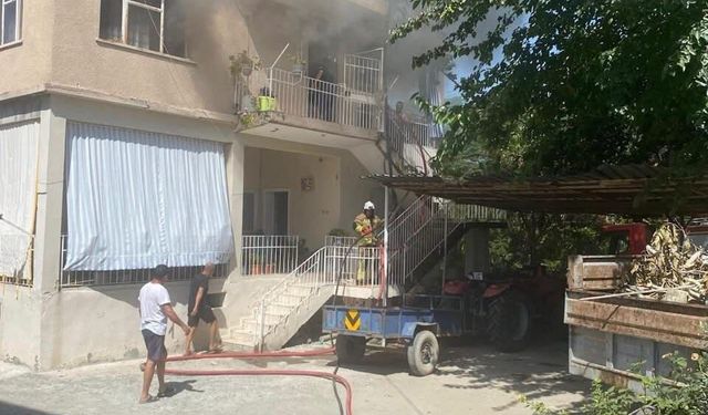 Erzin’de 2 katlı evde yangın çıktı