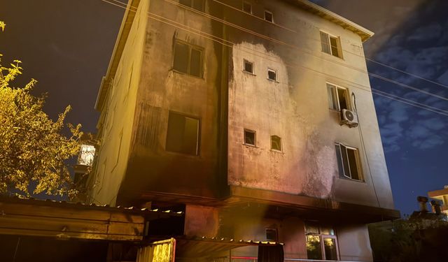 Garajdaki otomobil yandı, 3 katlı bina hasar gördü