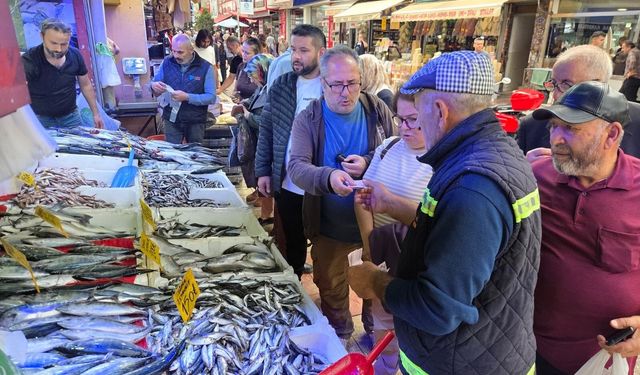Palamut fiyatları geriledi, Samsun’da balık tezgahları doldu taştı