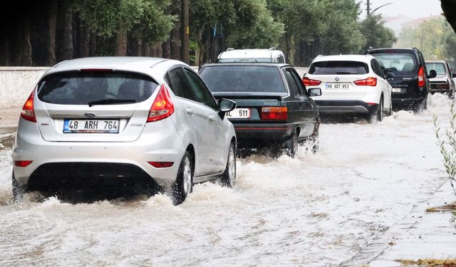 Muğla’da kuvvetli sağanak alarmı: Sel ve su baskınına dikkat!