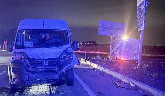 Çevreyolunda iki araç çarpıştı, araçlardan biri yan yattı