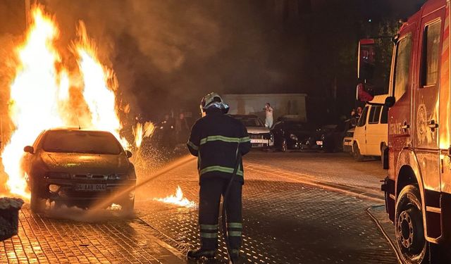 Uşak'ta park halindeki otomobil alevlere teslim oldu