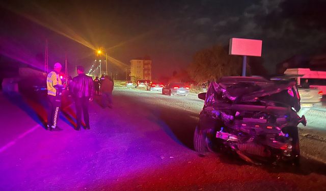 Önce direğe ardından otomobile çarptı: 4 yaralı