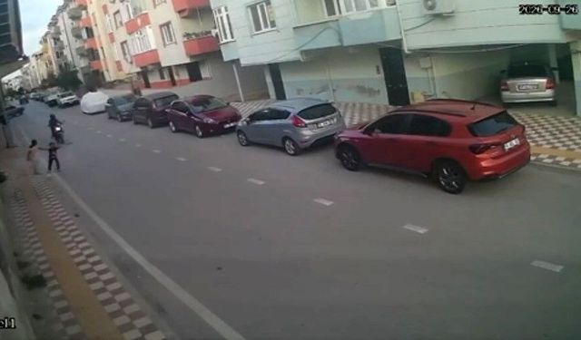 Küçük çocuk bir anda yola çıktı, motosiklet çarptı