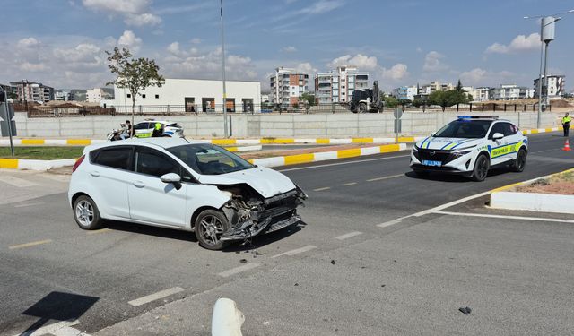 İki otomobil kavşakta çarpıştı: 3 yaralı