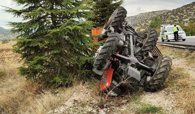 Burdur’da traktör şarampole devrildi: 1 yaralı