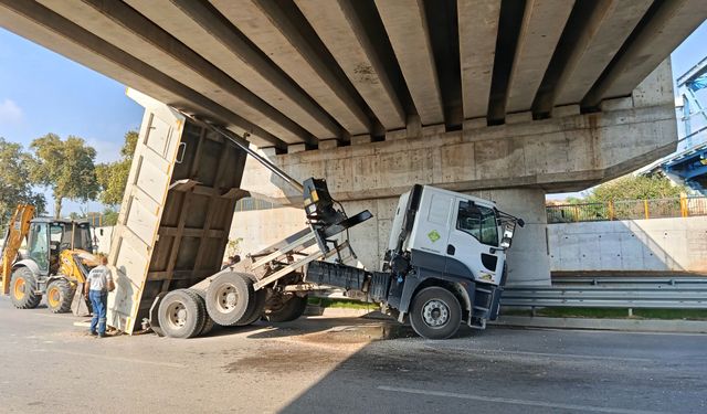 Adana’da damperi açılan kamyon köprüye takıldı