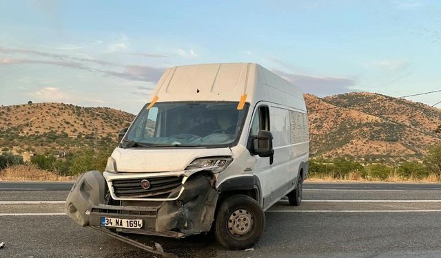 Adıyaman'da otomobil minibüse çarptı: 2 yaralı