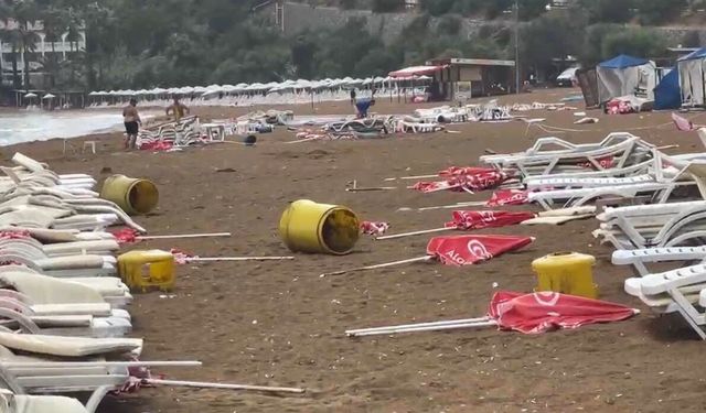 Alanya’da fırtına şezlongları yerinden söktü