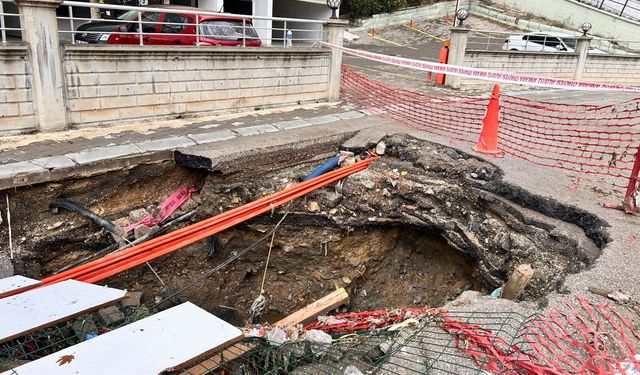 Şiddetli yağış Ankara’yı vurdu: Sel sonrası yolda metrelerce çukur oluştu