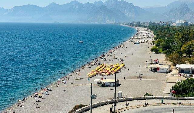 Antalya’da yazdan kalma günler: Sahiller doldu taştı