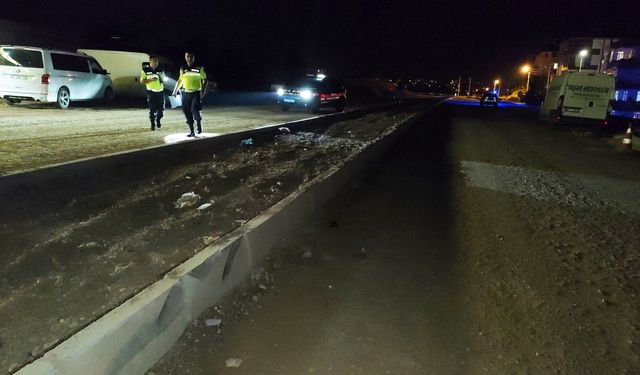 Manavgat'ta otomobil refüj bordürüne çarptı