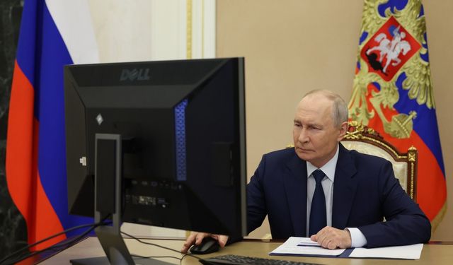 Rusya sandık başında: Putin oyunu çevrim içi kullandı
