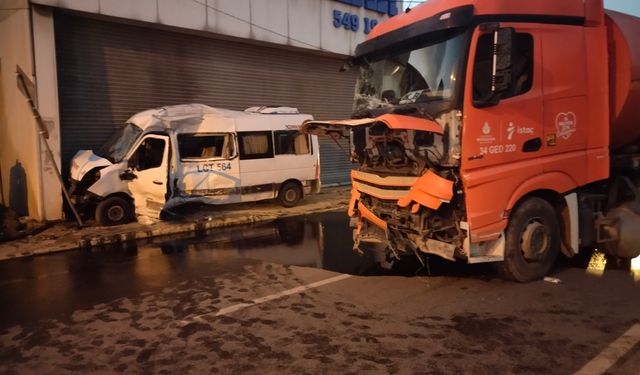 Servis minibüsü ile atık kamyonu çarpıştı: 2 yaralı